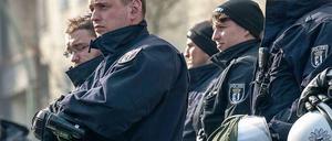 "Polizist sein ist etwas ganz Besonderes", singen die Beamten über ihren Beruf - wie man auch an ihren Kollegen im Einsatz am Kottbusser Tor im März sehen kann.