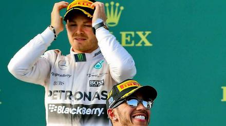 Im Hintergrund: Nico Rosberg will sich (noch) nicht mit der Rolle als Nummer zwei bei Mercedes abfinden.