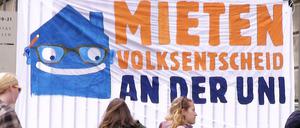 Unterschriftensammlung für den Mieten-Volksentscheid an der HU in Berlin-Mitte