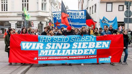 Stop G7 hatten sich die Demonstranten auf die Fahnen geschrieben. Die Kundgebungen verliefen weitgehend friedlich. 