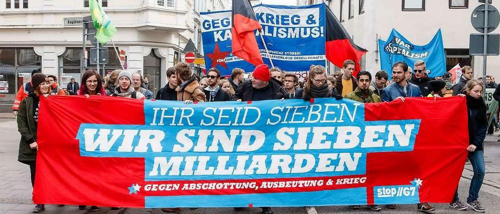 Stop G7 hatten sich die Demonstranten auf die Fahnen geschrieben. Die Kundgebungen verliefen weitgehend friedlich. 