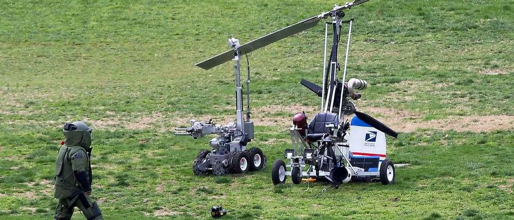 Dieser Hubschrauber für eine Person landete am Mittwoch vor dem Kapitol in Washington. Ein Sprengstoffspezialist untersucht das Gerät.