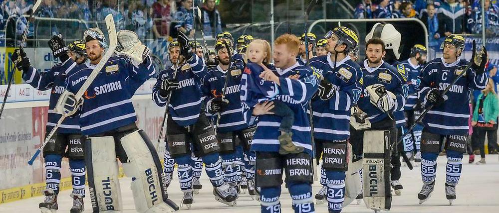 Kinder, war das schön. Der ERC Ingolstadt nach der gewonnenen Halbfinalserie gegen Düsseldorf.