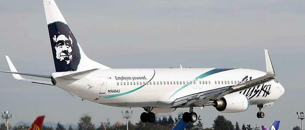 Eine Maschine von Alaska Air im Anflug auf Everett, Washington.