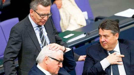 Unterschiedlicher Meinung: Thomas de Maizière und Sigmar Gabriel. Dazwischen Frank-Walter Steinmeier.