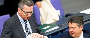 Unterschiedlicher Meinung: Thomas de Maizière und Sigmar Gabriel. Dazwischen Frank-Walter Steinmeier.