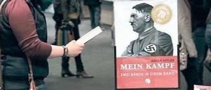 Vorsicht, Kamera! Der WDR hat für die „Story im Ersten“ in einer Buchhandlung einen angeblichen Verkaufsstand mit „Mein-Kampf“-Exemplaren aufgebaut und die Reaktionen der Kunden gefilmt. Foto: WDR