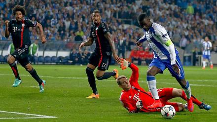 Jackson umkurvt Manuel Neuer und erzielt das 3:1 für den FC Porto.