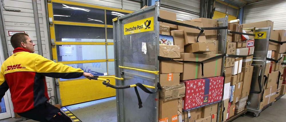 In den Verteilzentren der Post stapeln sich die Pakete. 