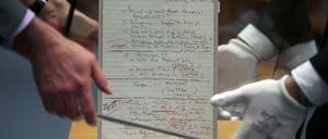 Reif fürs Museum: Der Sprechzettel von Günter Schabowski, der quasi die Mauer zum Einsturz brachte.