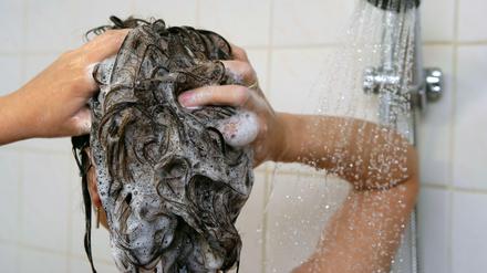 Dusche statt Wanne. Im Alter ist es oft eine Frage von Kraft und Beweglichkeit.