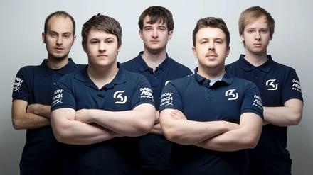 Superstars auf Zeit. Die Spieler der SK-Gaming-Mannschaft: Christoph Seitz, der sich „nRated“ nennt, (2. v. r.) mit (von links) „FORG1VEN“, „Svenskeren“, „fredy122“ und „Fox“
