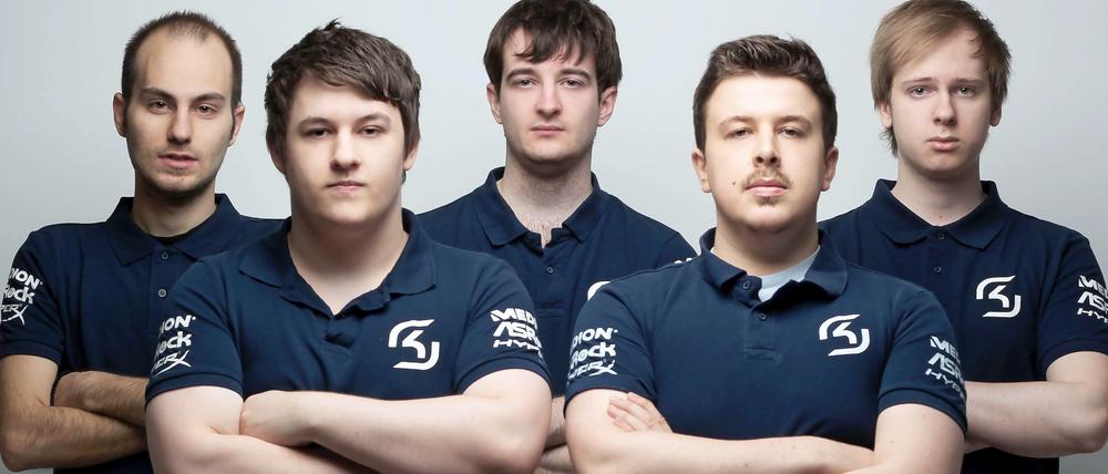 Superstars auf Zeit. Die Spieler der SK-Gaming-Mannschaft: Christoph Seitz, der sich „nRated“ nennt, (2. v. r.) mit (von links) „FORG1VEN“, „Svenskeren“, „fredy122“ und „Fox“
