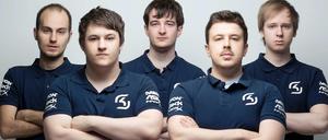 Superstars auf Zeit. Die Spieler der SK-Gaming-Mannschaft: Christoph Seitz, der sich „nRated“ nennt, (2. v. r.) mit (von links) „FORG1VEN“, „Svenskeren“, „fredy122“ und „Fox“