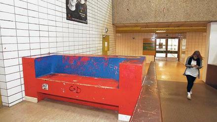 Die Poelchau-Schule gehört als Eliteschule des Sports zu den zentral verwalteten Schulen, für deren Unterhaltung das Land zuständig ist. Ihr Gebäude hat einen Sanierunsgbedarf von rund zehn Millionen Euro. In den nächsten Jahren steht der Umzug in neue Räume im Olympiapark an. 