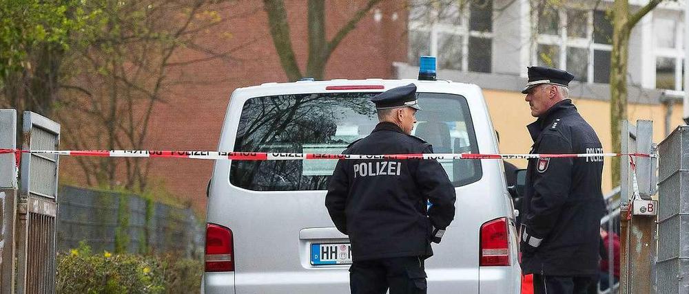 Polizisten riegeln den Zugang zum Schulgelände in Hamburg-Wilhelmsburg ab.