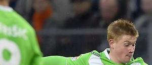 Mal nicht auf dem Kabinenboden. HSV-Profi Behrami (ganz rechts).