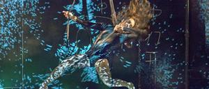 Schnee, der auf Akrobaten fällt. Das interaktive Videodesign stammt von Frieder Weiss. 