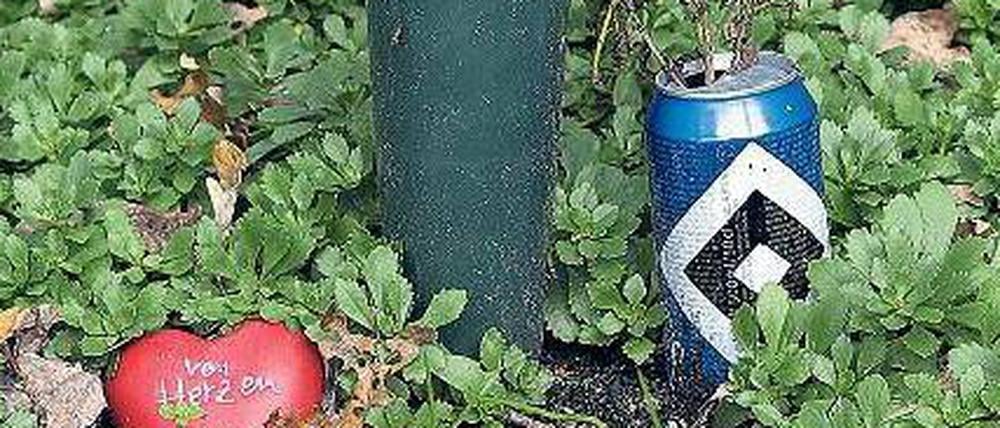 Alte Liebe rostet doch. Auf dem Hauptfriedhof Altona gibt es ein spezielles Grabfeld für HSV-Fans.