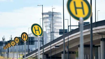 Schilderwald ohne Bus. Am künftigen Hauptstadtflughafen sind die Haltestellen noch verwaist. 