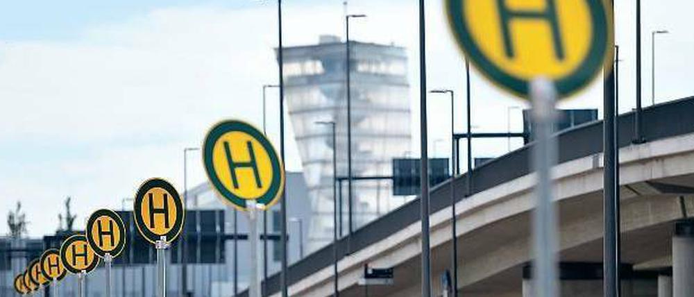 Schilderwald ohne Bus. Am künftigen Hauptstadtflughafen sind die Haltestellen noch verwaist. 