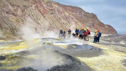 Ganz ruhig, bitte! Keiner der Touristen sollte den Vulkan jetzt vollends wecken. White Island, die unruhig schlafende Insel vor Neuseeland, wachte zuletzt 2007 auf. 