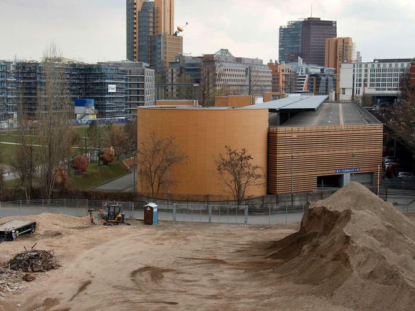 Am Parkhaus, das zu den Ausläufern der Bebauung am Potsdamer Platz gehört, entstehen bald Wohnungen.