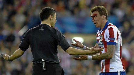 Wie bitte?! Mario Mandzukic konnte die Reaktion des Schiedsrichters nicht nachvollziehen.