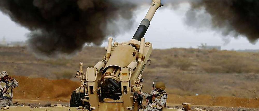 Eine saudische Artillerie-Einheit feuert von der saudisch-jemenitischen Grenze aus auf mutmaßliche Stellungen der Huthi-Rebellen im Jemen.