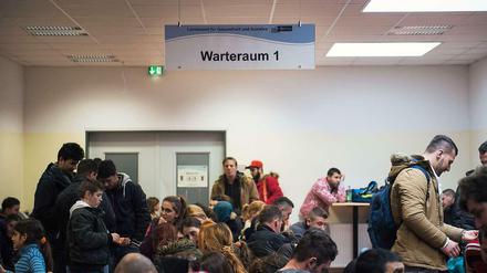 Flüchtlinge im Warteraum des Landesamt für Gesundheit und Soziales Berlin (LaGeSo). 