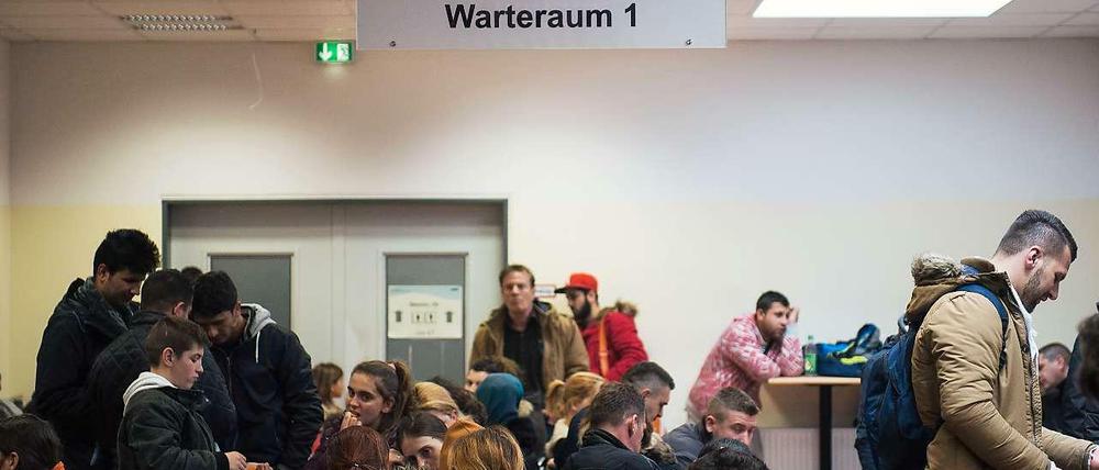 Flüchtlinge im Warteraum des Landesamt für Gesundheit und Soziales Berlin (LaGeSo).