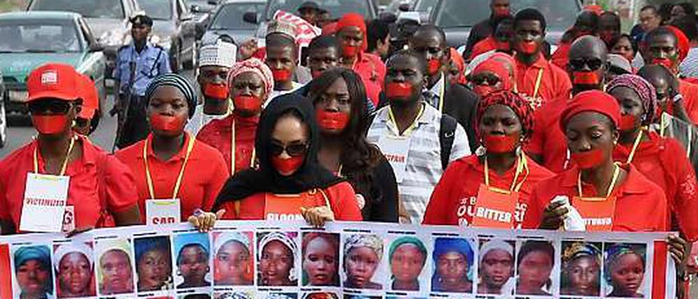 Zum Jahrestag der Entführung der Mädchen protestieren in der nigerianischen Hauptstadt Abuja diese Männer und Frauen gegen die Untätigkeit der Regierung. 