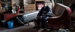 Spur der Zerstörung in der Ostukraine: Ein Mann in seiner durch den Krieg stark beschädigten Wohnung in Donezk. 