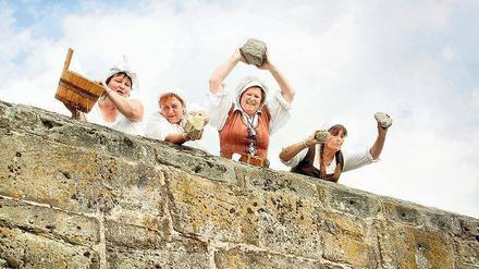 Herzlich willkommen in Kronach! Keine Angst, die Weiber auf der Festung Rosenberg wollen nur spielen, den Dreißigjährigen Krieg, wie alle zwei Jahre bei der "Crana Historica".