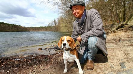 Im Widerstand. Frank Kuehn ist der Initiator der Bürgerinitiative "Hunde am Schlachtensee", die sich gegen das generelle Verbot von Hunden an der Krummen Lanke und dem Schlachtensee wehren.