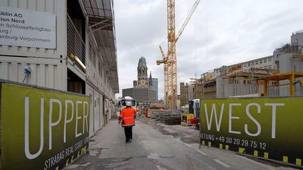 Hoch hinaus. Der Blick auf die „Upper West“-Baustelle, hier aus der Kantstraße in Richtung Breitscheidplatz, zeigt rechts die ersten Wände oberhalb der bisherigen Baugrube. 