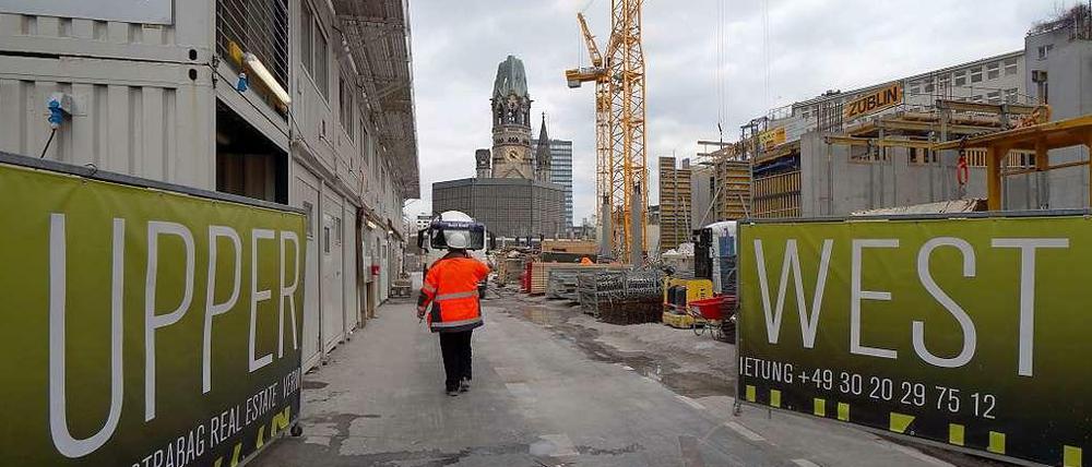 Hoch hinaus. Der Blick auf die „Upper West“-Baustelle, hier aus der Kantstraße in Richtung Breitscheidplatz, zeigt rechts die ersten Wände oberhalb der bisherigen Baugrube.