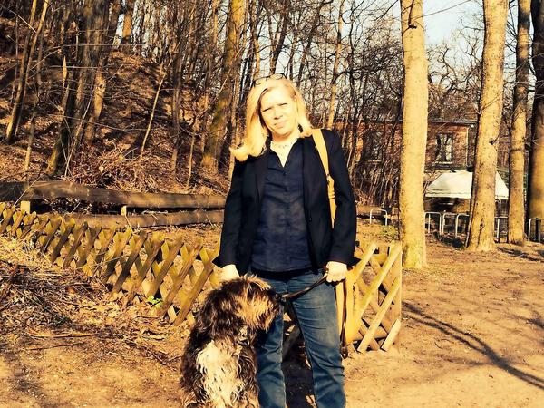 Christa Markl-Vieto, Grünen-Stadträtin im Bezirk Steglitz-Zehlendorf, mit ihrer Hündin Emma.