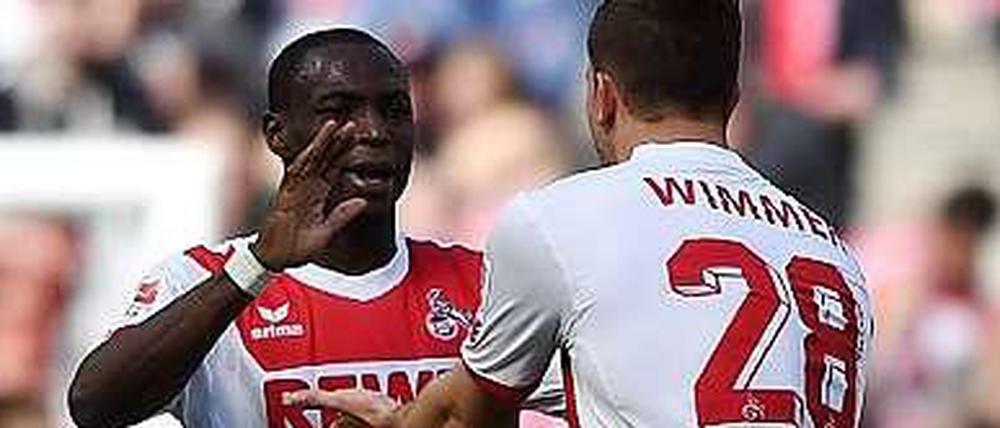 Kurz vor der Rettung: Angreifer Anthony Ujah und Verteidiger Kevin Wimmer (r.).