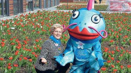 Die Oberbürgermeisterin von Brandenburg/Havel, Dietlind Tiemann (CDU), mit Maskottchen „Wilma Wels“