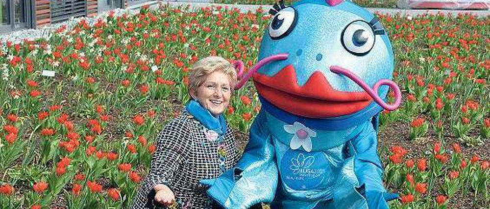 Die Oberbürgermeisterin von Brandenburg/Havel, Dietlind Tiemann (CDU), mit Maskottchen „Wilma Wels“ 