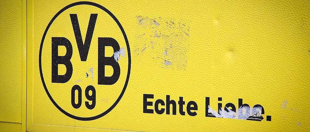 Vor dem Signal-Iduna-Park in Dortmund.