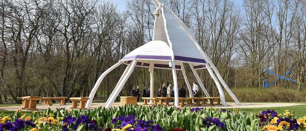 Am Buga-Standort in Rathenow in Brandenburg gibt es inmitten von Blumenfeldern sogar eine Kirche, in der die Besucher inne halten können - eine Aktion der dortigen Kirchengemeinde.