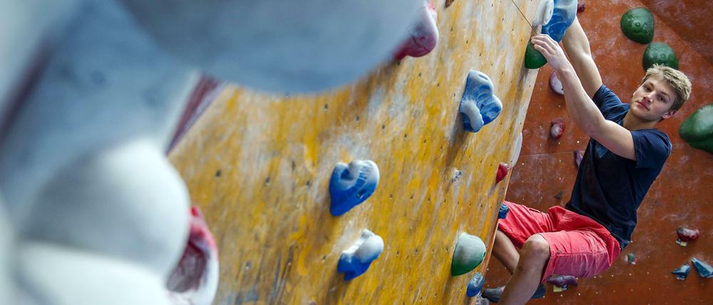 Zehnjährige Jungs haben Kraft ohne Ende - auch beim Bouldern.