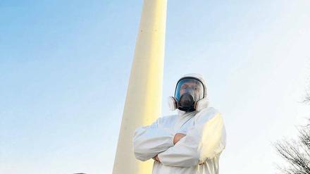 Desinfektor. An besonders kontaminierten Orten brauchen Sauberkeitsexperten einen Spezialanzug und eine Atemmaske