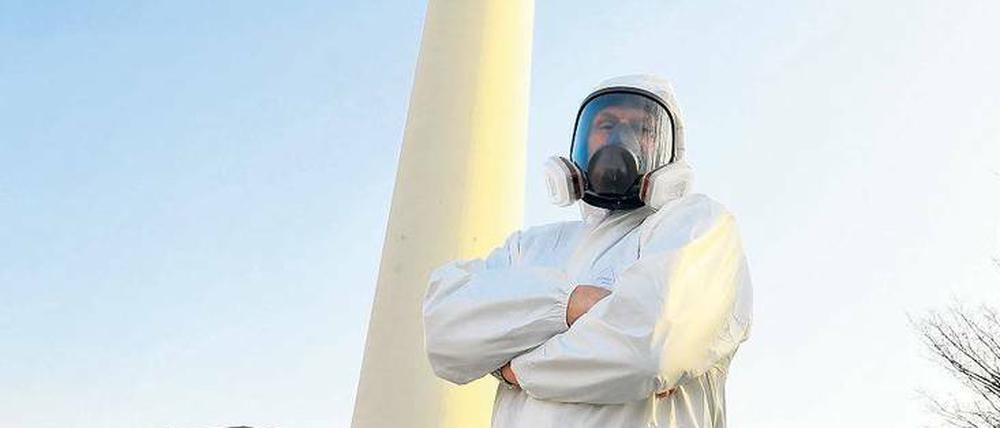 Desinfektor. An besonders kontaminierten Orten brauchen Sauberkeitsexperten einen Spezialanzug und eine Atemmaske