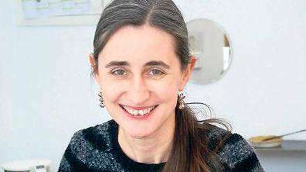 Katja Morkel arbeitet seit 25 Jahren mit Metallen. Als Goldschmiedin fertigt sie Armreifen, Ketten und Ohrringe. 