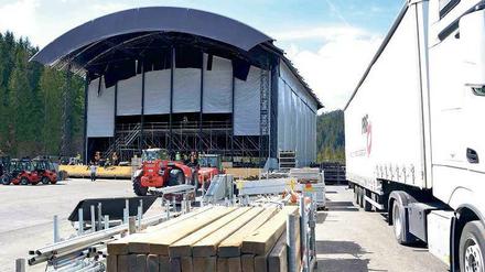 Tanzhalle für die Geburtstagsfeier. Niemand weiß, wer der Reiche ist, der eine vorübergehende Feierhalle bauen lässt, an einem Ort, wo im Juni Barack Obama und andere G-7-Regierungschefs mit dem Hubschrauber landen werden. 