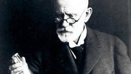 Paul Ehrlich im Labor, das Reagenzglas in der Hand.