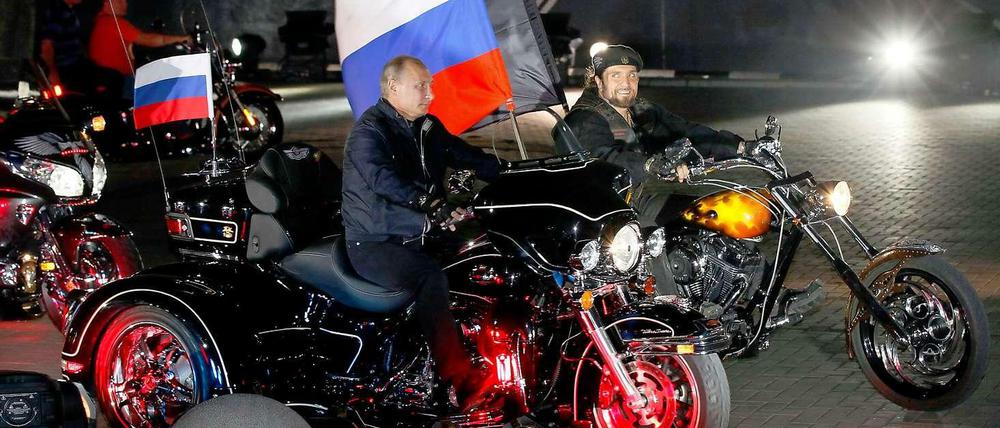 Kremlchef Wladimir Putin zeigt sich gerne im Kreise des Motorradclubs "Die Nachtwölfe".